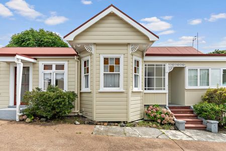 Charming Duplex - Photo 2