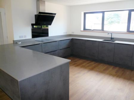4 bedroom detached house to rent - Photo 3