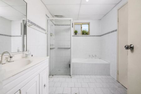 Spacious Two Bedroom Unit with Lock Up Garage in Convenient Location - Photo 4