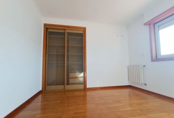 Apartamento T3 com Terraço Privativo para Arrendamento em Nova Queijas