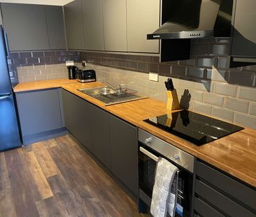 Queens Avenue Room 5 - Photo 3