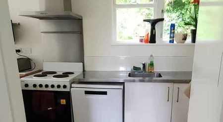 4 Bedroom Flat - Whiteware included - 2 Showers - Photo 2