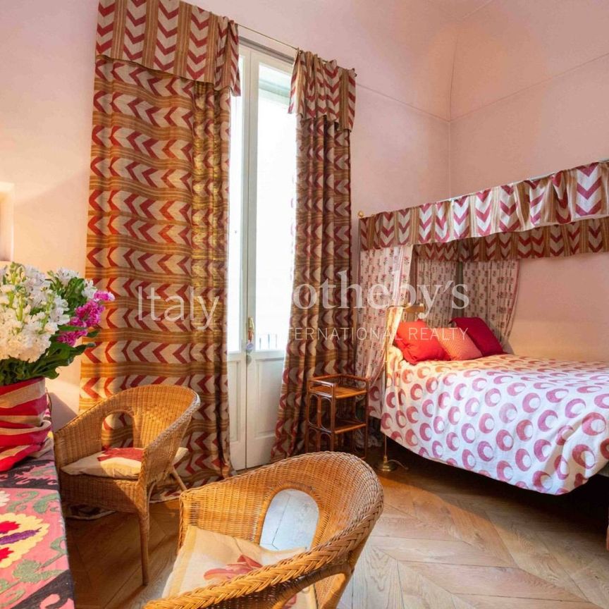 Prestigious apartment with frescoed living room - Photo 1