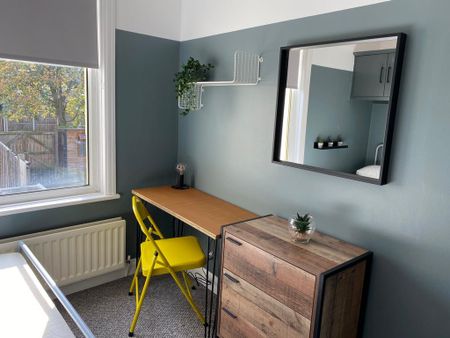 4 bedroom terraced house to rent - Photo 5