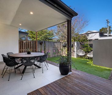 Elegant Oakland Street Townhouse: Stylish Living with Private Outdo... - Photo 5