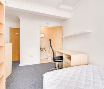 £769 p/w (£3,332 pcm) - Photo 3