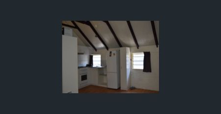 Funky and quite unit studio located on Vulture Street in West End. - Photo 3