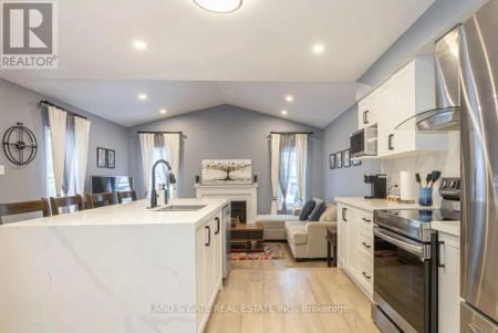 1840 DALHOUSIE CRESCENT - Photo 2