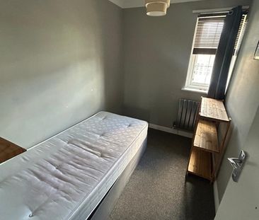 Room in a Shared House, Waldronhyrst, CR2 - Photo 1