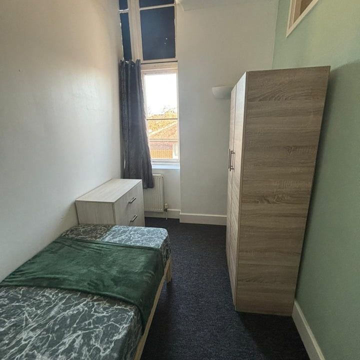 Room in a Shared Flat, Clubhouse, NW10 - Photo 1
