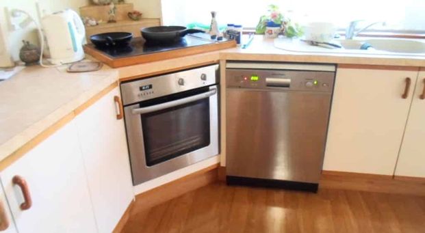 Waikanae - 4 Bedrooms - Photo 1