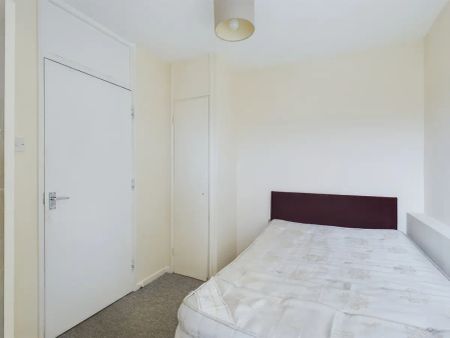 4 bedroom flat in London - Photo 2