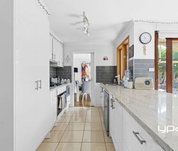 Great Court Location home that ticks all the Boxes. - Photo 3