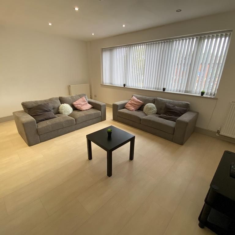 4 bedroom flat to rent - Photo 1