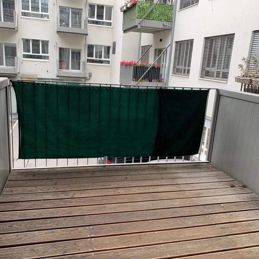 1140! Helle 2-Zimmer Wohnung mit Balkon und Tiefgaragenplatz ab Juni 25! - Photo 1