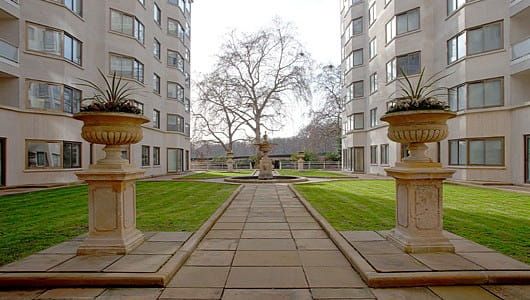 A selection of three bedroom apartments situated in this well kept 1930`s private residential block of 120 apartments, many with views over St James`s Park. - Photo 1