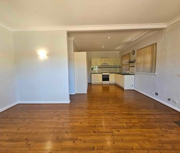 **SHORT TERM RENTAL** 3 BEDROOM HOUSE WITH A/C - Photo 3