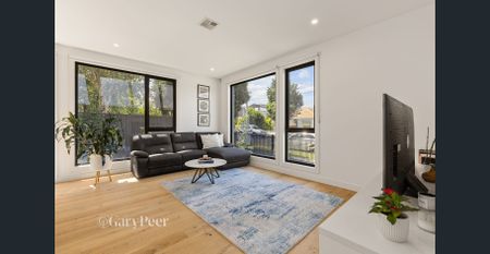 Spacious & Sun-Filled Family Living in Prime Bentleigh East Location - Photo 2