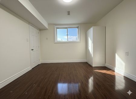 For Lease - 242 Fairglen Avenue, Toronto, Ontario - Photo 2