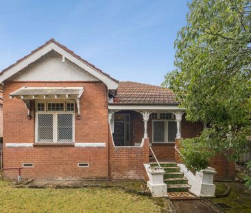 Character-rich home configured as four flats just 750m from Strathf... - Photo 3
