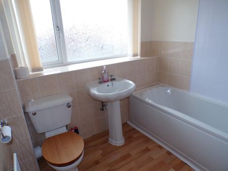 3 bedroom semi-detached house to rent - Photo 3