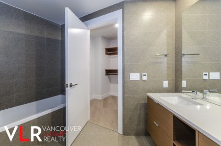 Condo in West Vancouver, BC - Photo 2