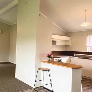 Tidy & Secure Home, Handy to Everything - Photo 2