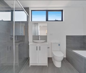 Beautiful Family Home - Close to Schools, Shops, and Public Transport - Photo 4