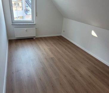 Gemütliche 3-Zi.-Whg. mit neuem Bad, neuem Laminatboden und Balkon in Dresden Weißig. - Photo 1