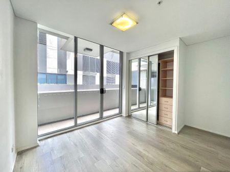 Modern 1 bedroom plus study apartment located in the heart of Zetland area. - Photo 4