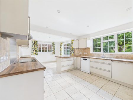 4 bedroom detached house to rent - Photo 2