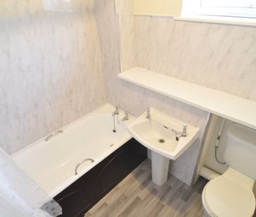 3 bed Town House - To Let - Photo 6