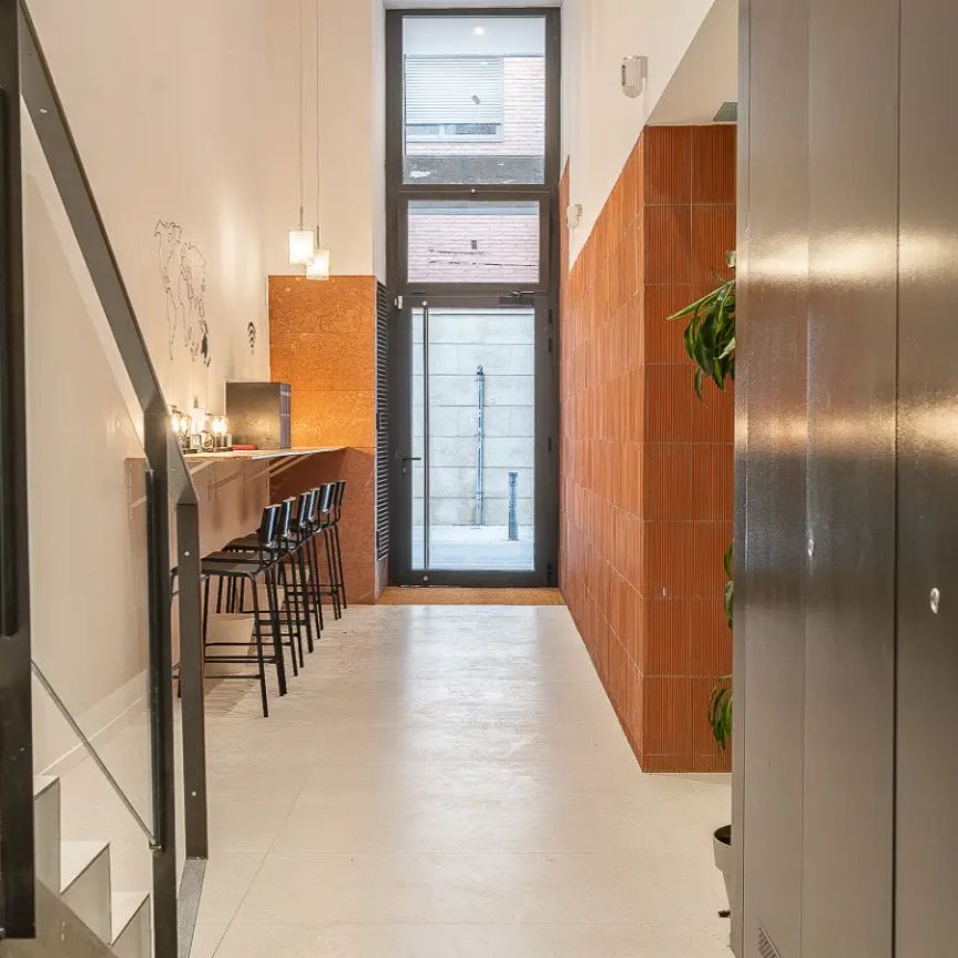 Room in a shared 4-bedroom apartment for rent in Sants-Badal, equipped kitchen. - Photo 1