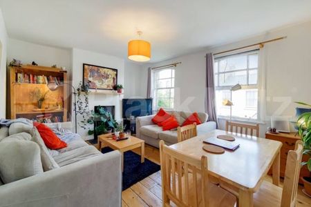 4 bedroom house close to zone 2 station with easy access to central London - Photo 2
