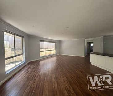 EASY LIVING IN QUITE LITTLE GROVE CUL-DE-SAC - Photo 4