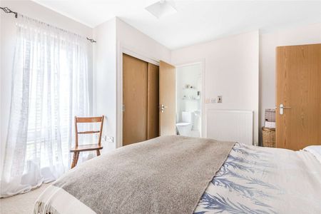 A beautifully furnished two bedroom property within easy reach of Winchester City centre. - Photo 3