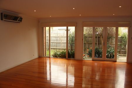3/18 Cook Road, Mitcham - Photo 2