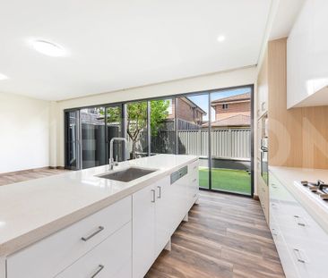 Modern Low‑Maintenance Townhouse in Prime Kellyville Location - Photo 6