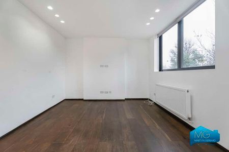 Colney Hatch Lane, London, N10 - Photo 3