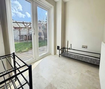 4 bedroom terraced house to rent - Photo 5