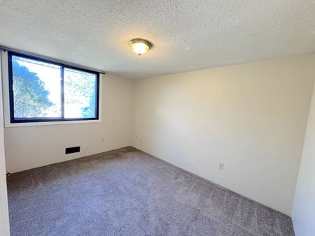 Dec.1st: Central – 3 bed, 2 bath main top floor suite - Photo 5