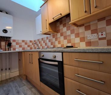 2 bedroom flat to rent - Photo 2