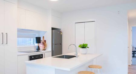 Cute, Light 2 bedroom 2 bathroom Apartment - Photo 3