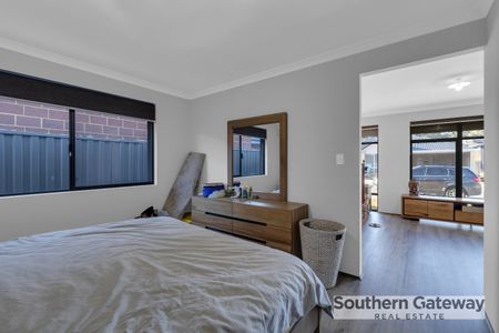 Modern Family Home - Photo 3