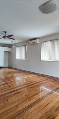 3 bedrooms, 2 bathrooms, double garage + 2 open parks, balcony, Air Con, BBQ, Security, Fully Fenced - Photo 1