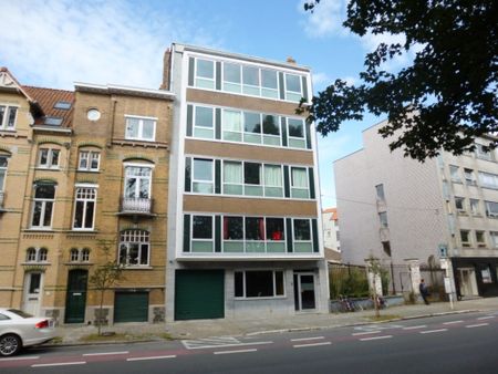 Charmant drieslaapkamerappartement gelegen op wandelafstand van het Sint-Pieterstation. - Photo 3