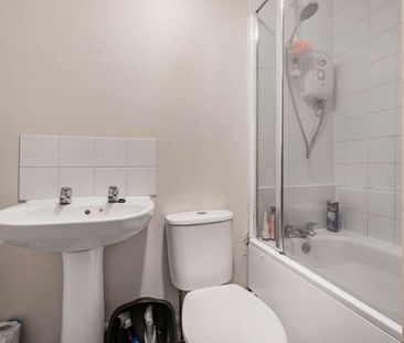Bright one bedroom ground floor flat with off-street parking in Kew - Photo 5