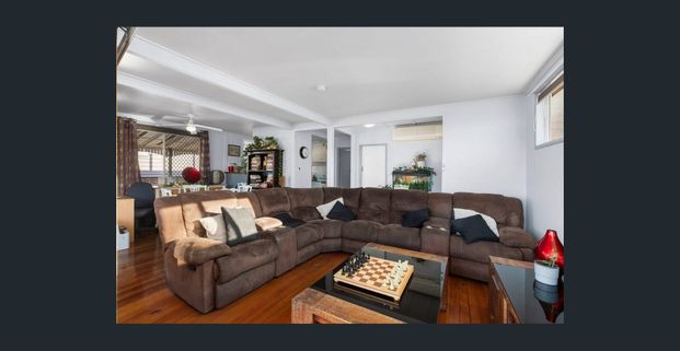 Large Family Home with a pool - Photo 1