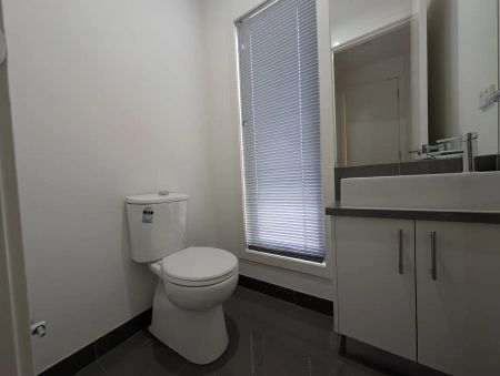 “Two bedroom townhouse with street frontage!” - Photo 4