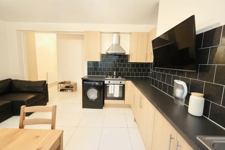 Room in a Shared Flat, Gated, SE16 - Photo 4